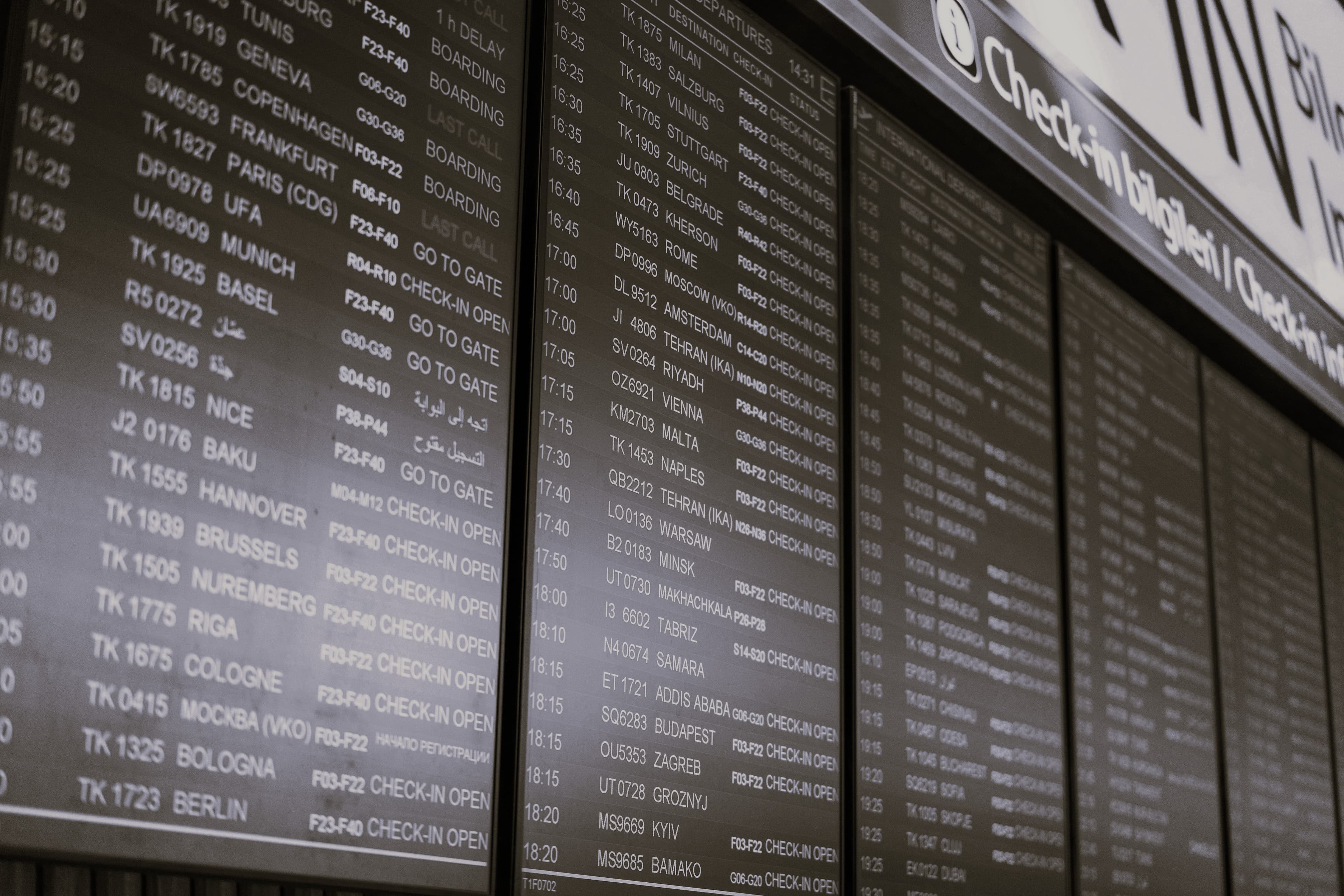 Efficient airline boarding gates with AI optimization.